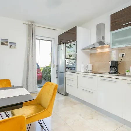 Apartmán With A Swimming Pool Podstrana, Split - 22897 *