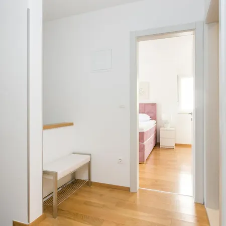 Apartmán With A Swimming Pool Podstrana, Split - 22897 *