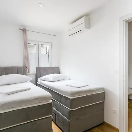 Apartmán With A Swimming Pool Podstrana, Split - 22897